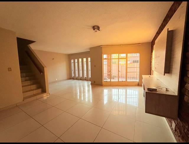 3 BEDROOM TOWNHOUSE FOR SALE IN VANDERBIJLPARK CE 1